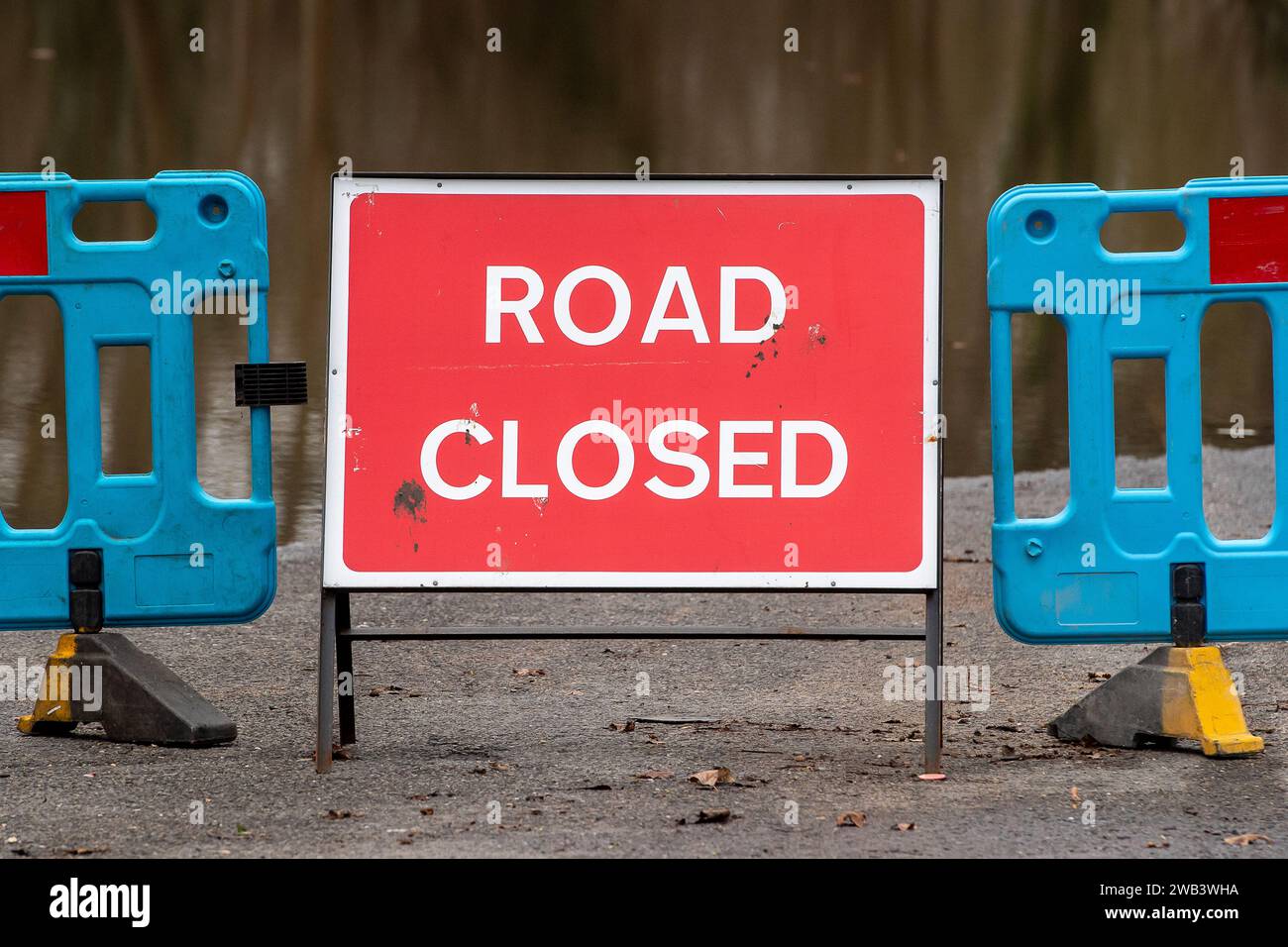 Eton, Windsor, Berkshire. 8 janvier 2024. Pococks Lane, une route de campagne à Eton a été fermée par le Royal Berkshire Fire and Rescue Service après qu'une voiture est restée coincée dans les eaux profondes hier. Une alerte aux inondations demeure en place pour la Tamise à Eton, Windsor. Crédit : Maureen McLean/Alamy Live News Banque D'Images