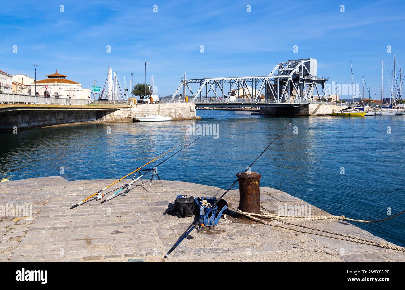 Sète, France - 6 octobre 2023 : cannes à pêche sur la poire de Sète, une ville portuaire sur la côte méditerranéenne du sud de la France - appelée la Venise de LAN Banque D'Images