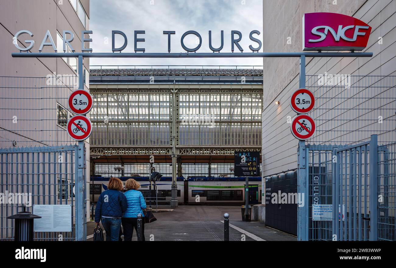 Tours, France - 13 août 2023 : Gare de Tours, construite en 1898 par l'architecte Victor Laloux. Banque D'Images