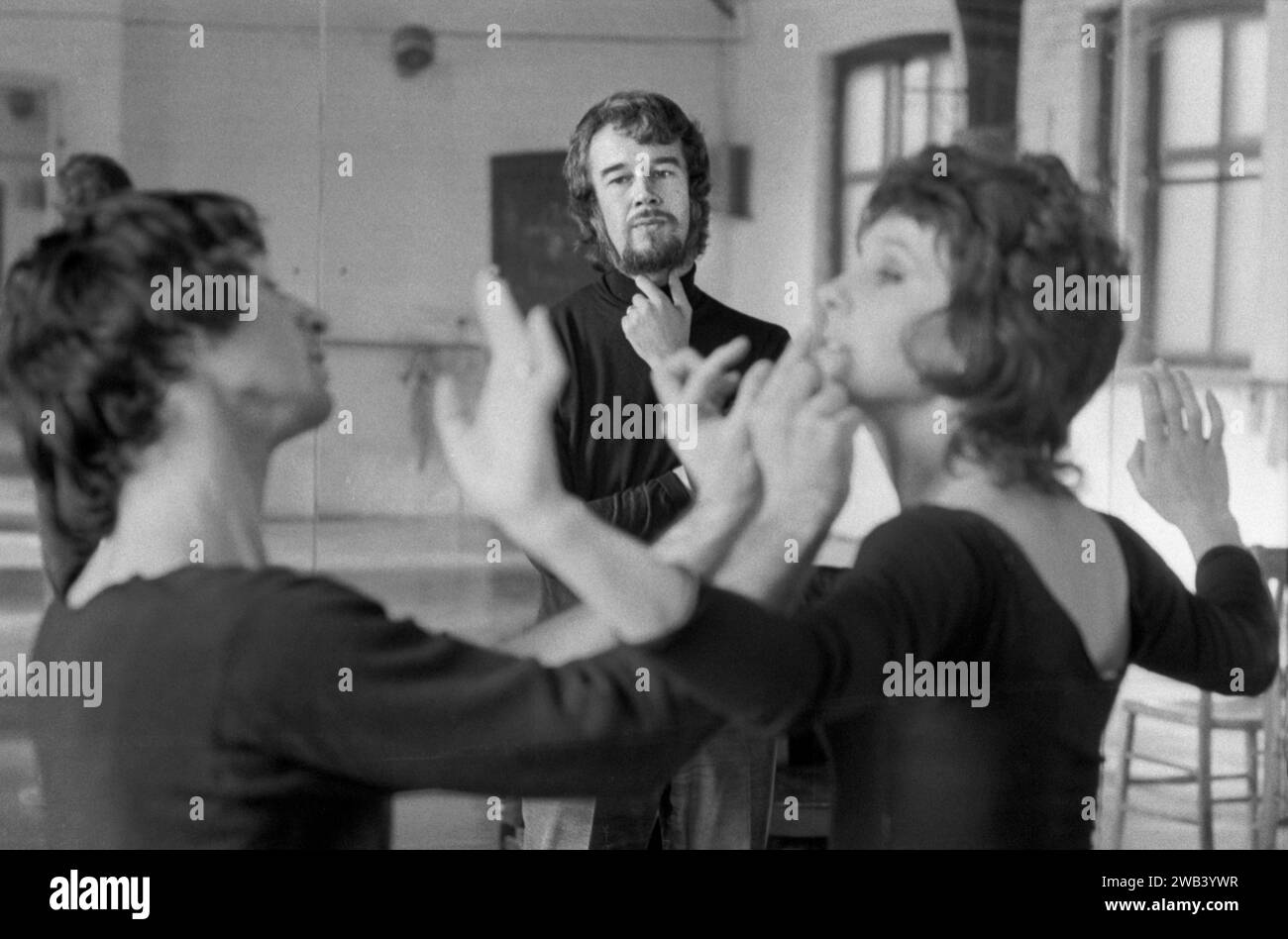 Norman Morrice, directeur du Ballet Rambert Londres 1971. Répétition en studio de danse pour That is the Show. 1970S ROYAUME-UNI HOMER SYKES Banque D'Images