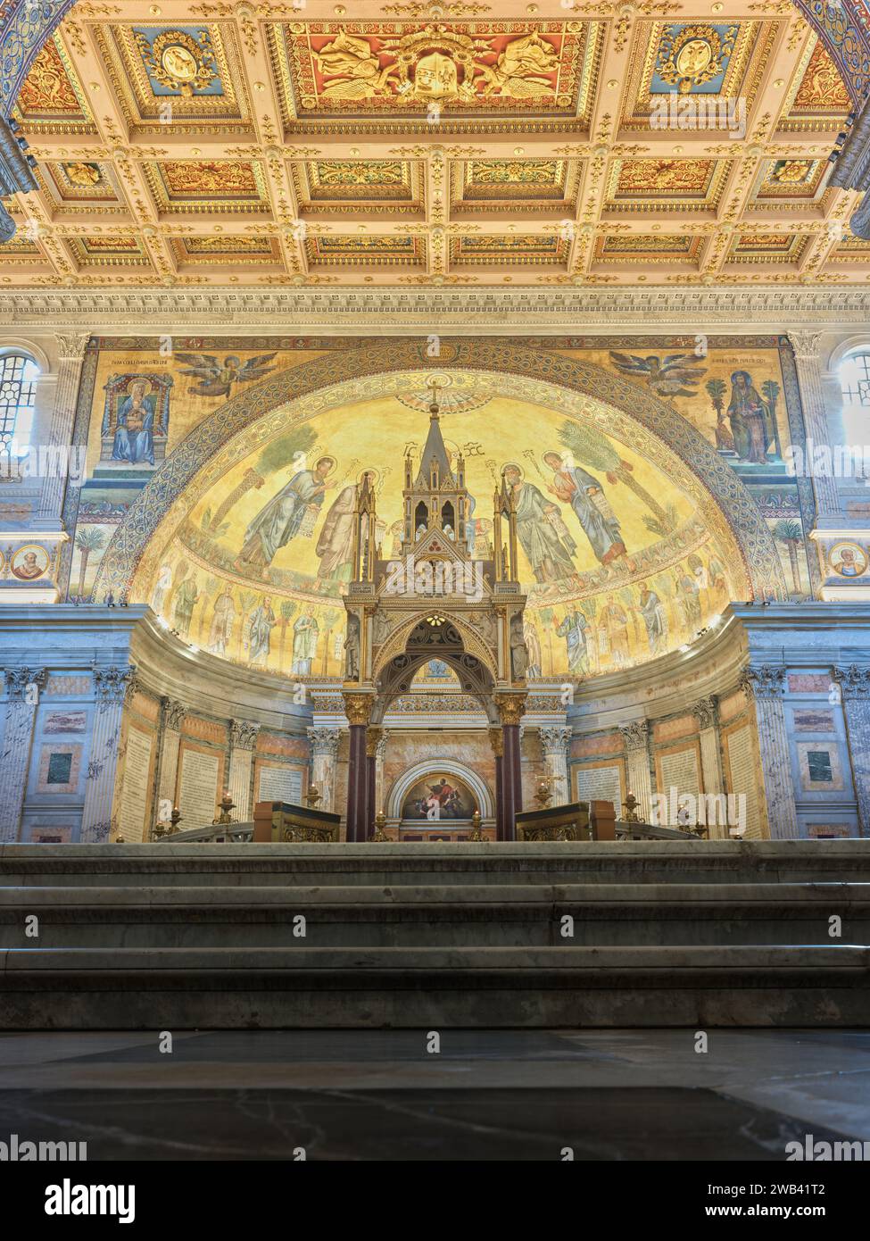 Plafond décoré (Ciborium) sur la Baldachine (par Arnolfo di Cambioa) au-dessus de l'autel papal et la tombe de Saint Paul à l'extrémité est de la basilique papale Banque D'Images