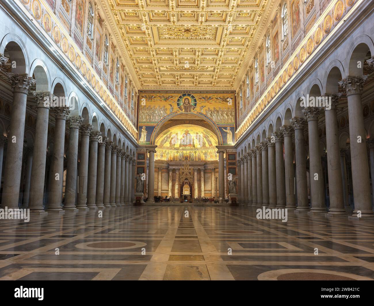 Plafond décoré au-dessus de la nef, regardant vers l'abside, de la basilique papale de Saint Paul hors les murs, Rome, Italie. Banque D'Images