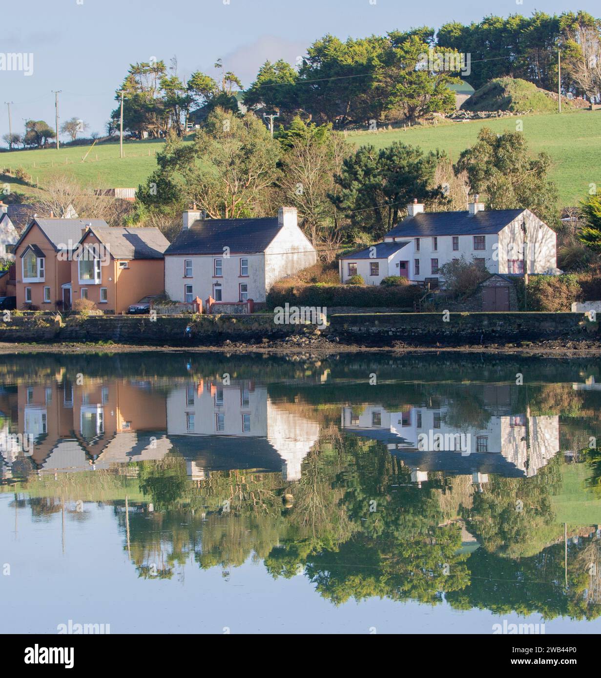 Reflets pittoresques de maison dans les eaux calmes du port de Castlehaven ou du port. Banque D'Images