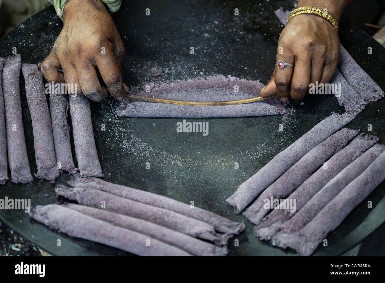 Guwahati, Assam, Inde. 8 janvier 2024. Les femmes font de la pitha traditionnelle assamaise (gâteau de riz) avant le Magh Bihu, également connu sous le nom de festival Bhogali Bihu, le 8 janvier 2024 à Guwahati, Assam, en Inde. Magh Bihu, également connu sous le nom de Bhogali Bihu, est une fête de la récolte célébrée dans l'État indien d'Assam. Crédit : David Talukdar/Alamy Live News Banque D'Images