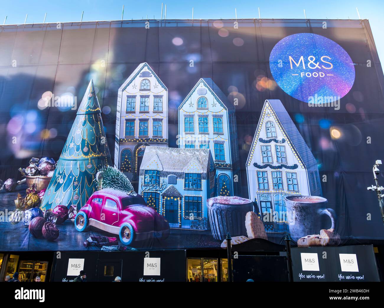 Couverture sur le thème de Noël sur échafaudage, magasin M&S, High Street, Lincoln City, Lincolnshire, Angleterre, Royaume-Uni Banque D'Images