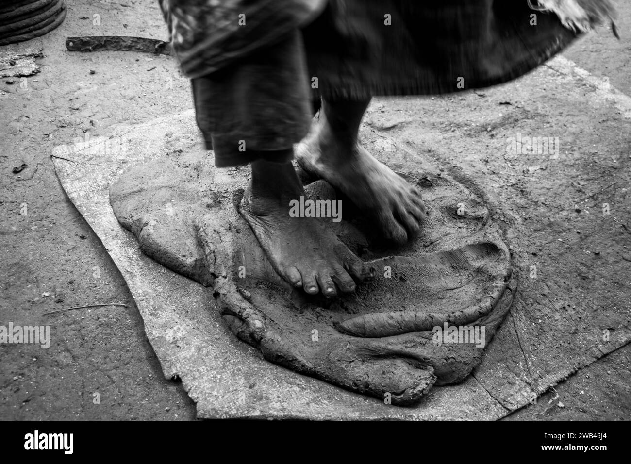 La fabrication de poterie implique de façonner l'argile à la main, en utilisant une roue, ou des techniques d'enroulement. Les artistes moulent et sculptent l'argile, créant fonctionnel ou décorativ Banque D'Images