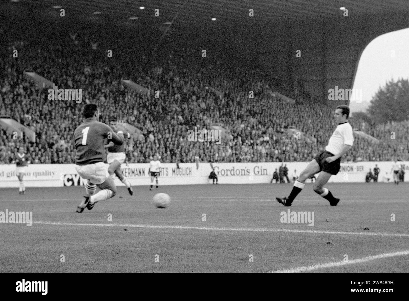 La photo de dossier datée du 12-07-1966 de Franz Beckenbauer (à droite) guide le ballon devant le gardien suisse Karl Elsener (à gauche) pour marquer le quatrième but de son équipe. Beckenbauer, qui a mené l'Allemagne de l'Ouest à la gloire de la coupe du monde en tant que capitaine et entraîneur, est décédé à l'âge de 78 ans, a déclaré sa famille dans un communiqué à l'agence de presse allemande DPA. Date d'émission : lundi 8 janvier 2024. Banque D'Images