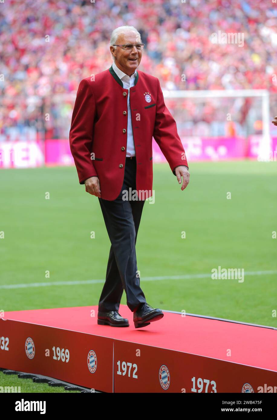 ARCHIVFOTO zum Tod von FRANZ BECKENBAUER ( Der Kaiser) am 7.1.2024 Franz BECKENBAUER (EX-FCB Praesident, Ehrenspielfuehrer FCB) Ganzfigurr, Aktion, Portrait, Einzelbild FC BAYERN MUENCHEN - HANOVRE 96 3-1 Fussball 1. Bundesliga , Muenchen, Am 14.05.2016, 34.Spieltag, saison 2015/2016, 1.Liga, 1.Bundesliga,FCB © Peter Schatz / Alamy Live News Banque D'Images