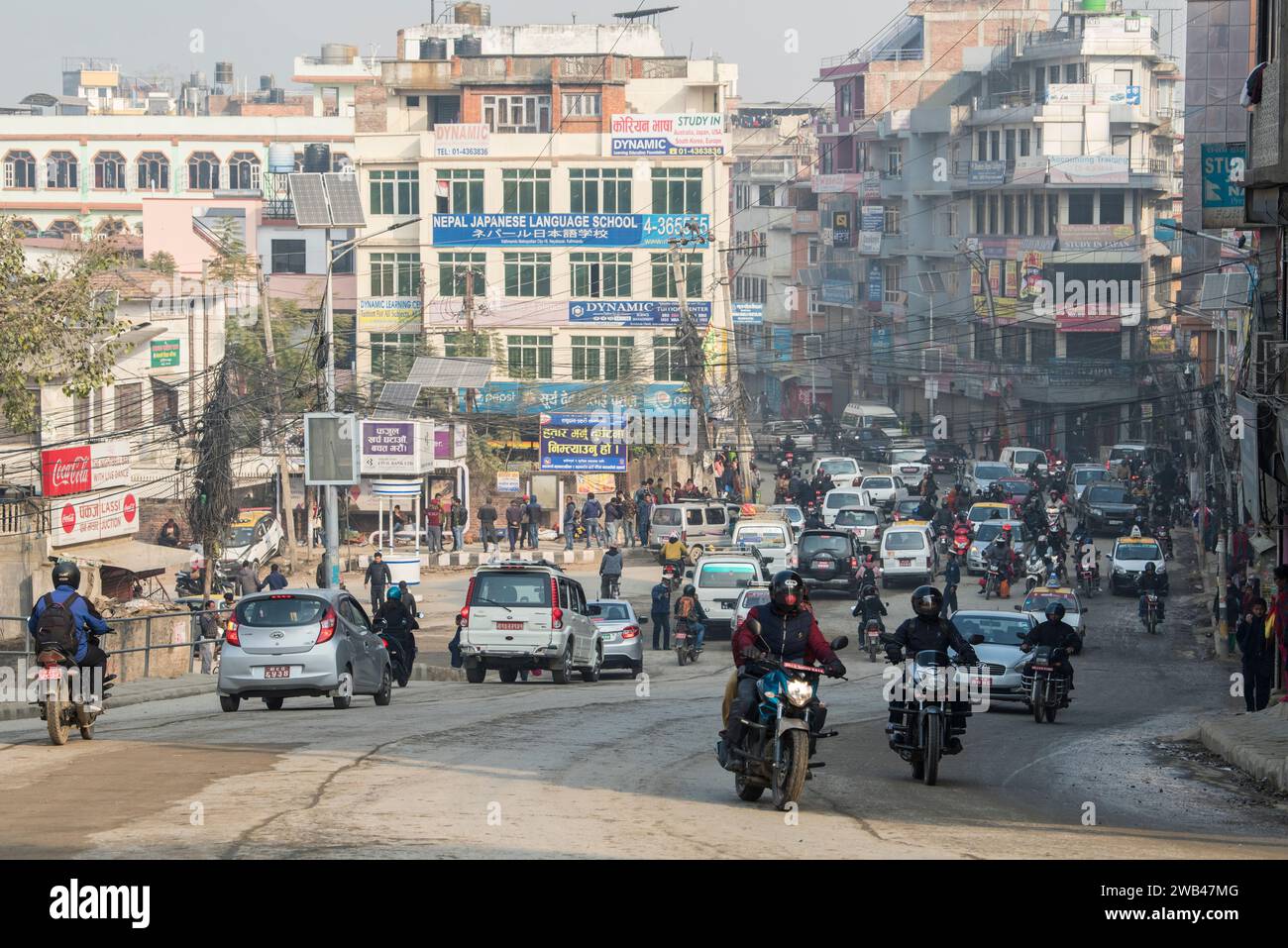 Katmandou, Népal- avril 20,2019 rues animées de Katmandou bondées de divers véhicules de transport. Banque D'Images