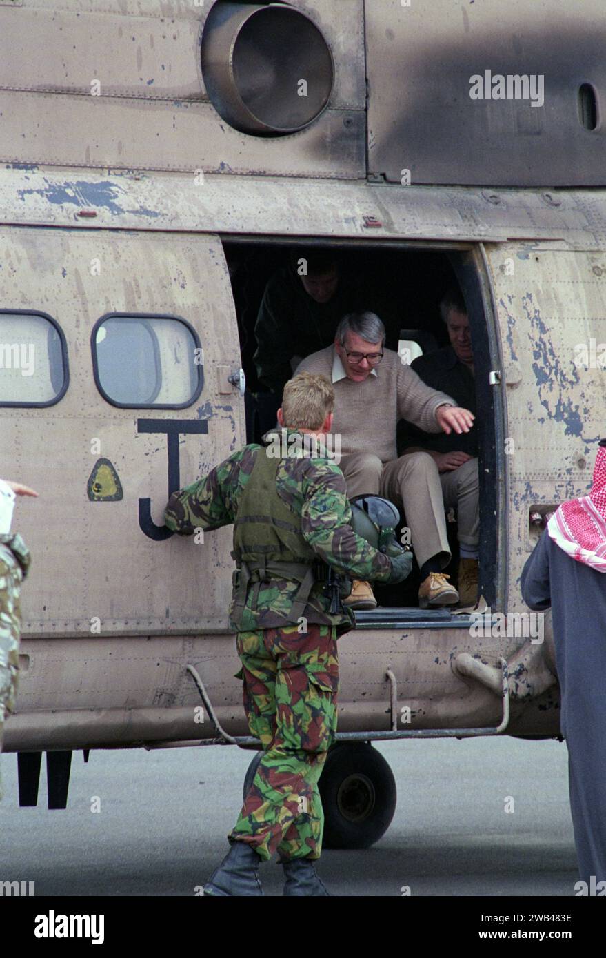 6 mars 1991 le Premier ministre britannique, John Major, arrive à Koweït City par hélicoptère RAF Puma pour rencontrer le prince héritier du Koweït qui était revenu deux jours plus tôt. Banque D'Images