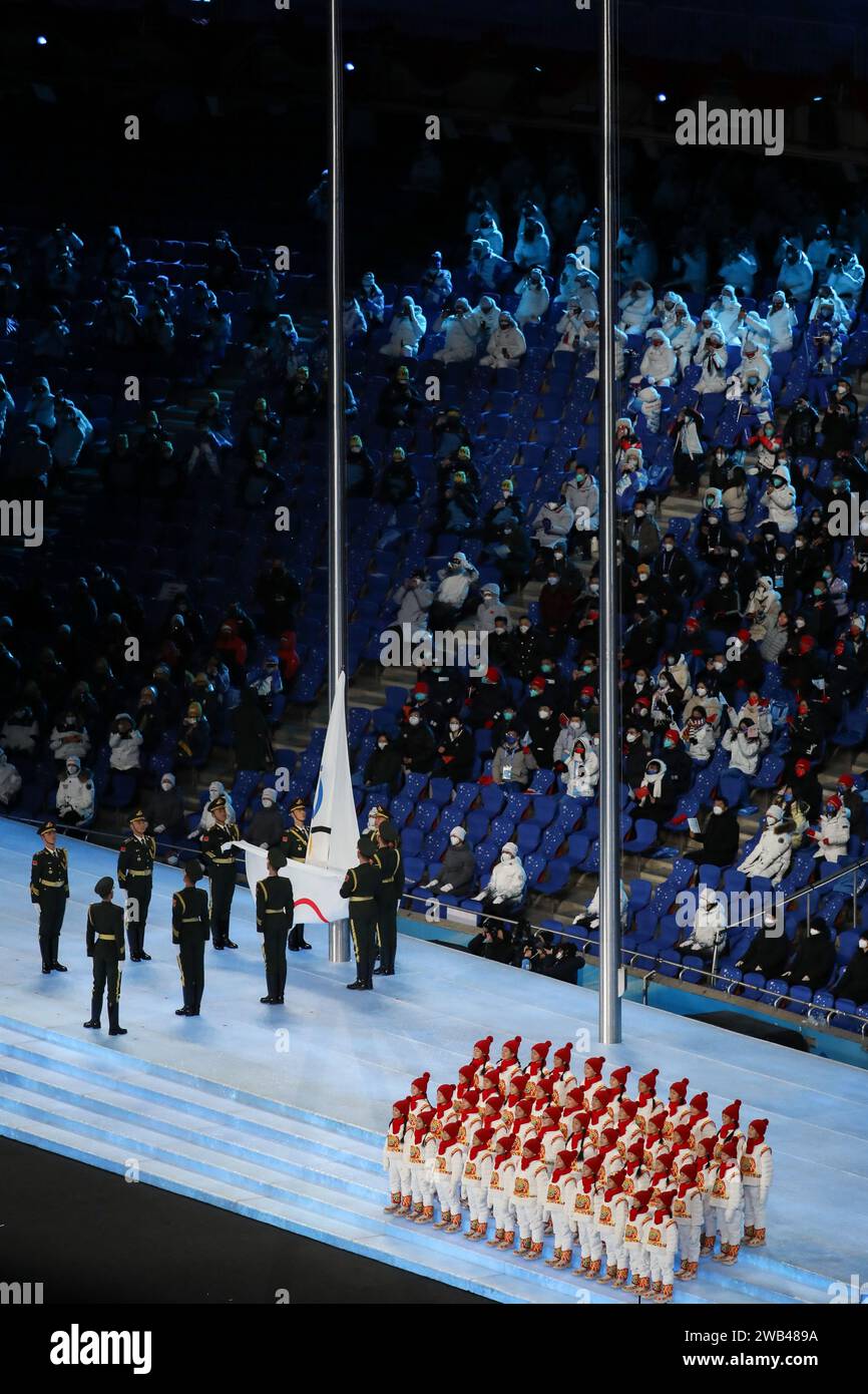 4 FÉVRIER 2022 - Pékin, Chine : le drapeau olympique est levé tandis que l'hymne olympique est chanté en grec par 44 enfants des Malanhua'er Children's Banque D'Images