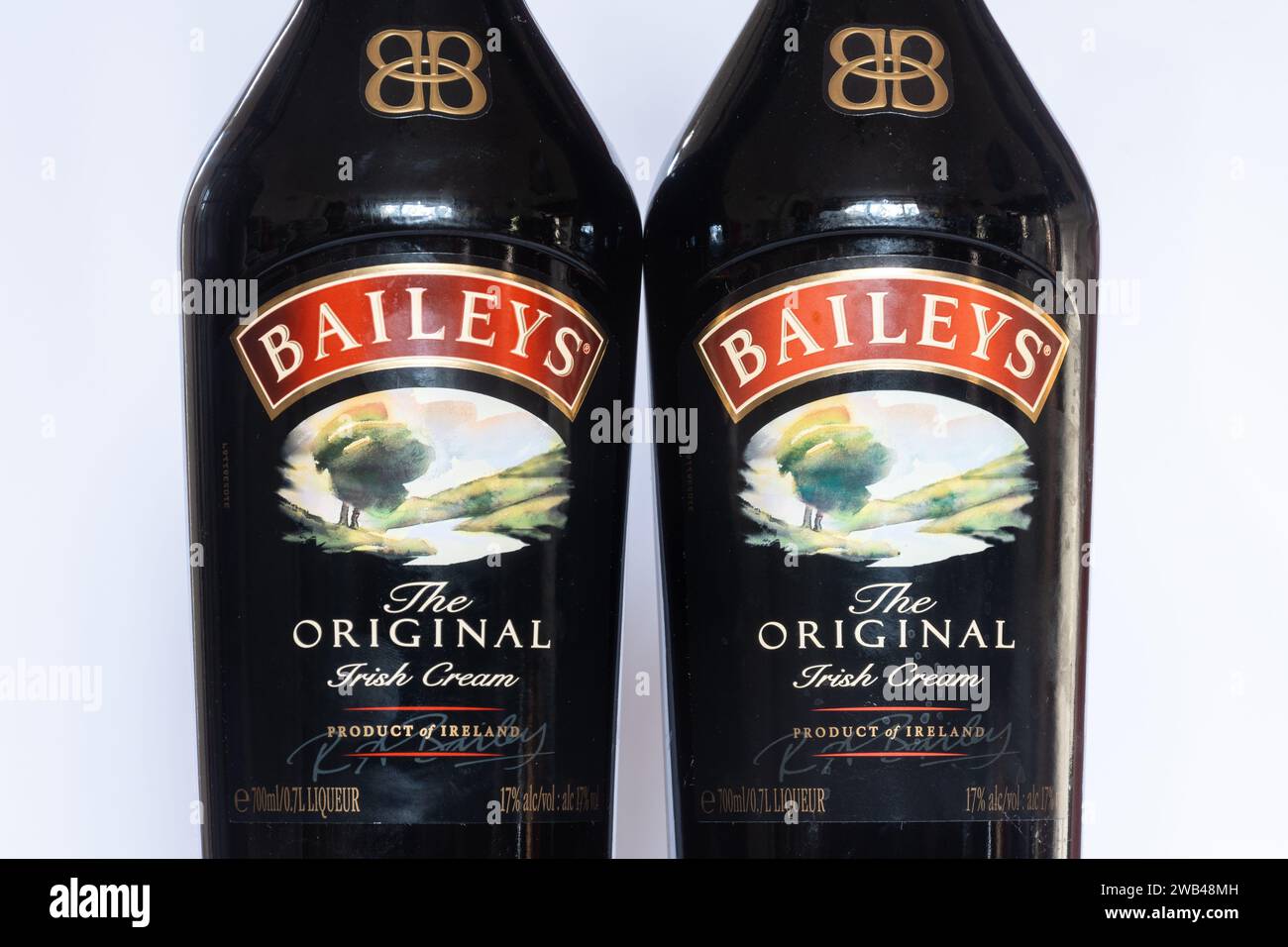 Deux bouteilles de Baileys Original Irish Cream découpées sur fond blanc Banque D'Images