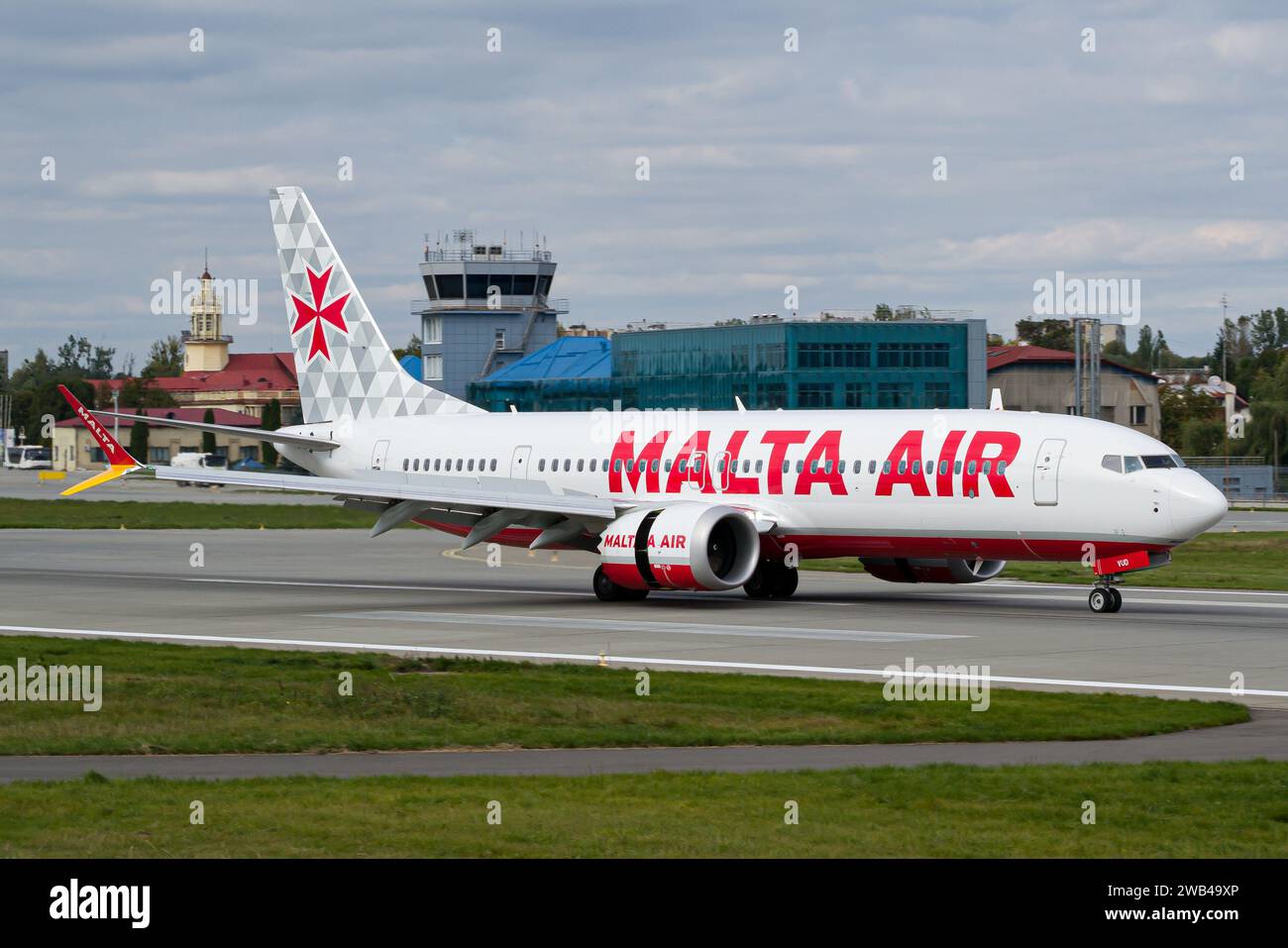 Le Boeing 737 MAX 8-200 de Ryanair Malta Air ralentit après l'atterrissage à l'aéroport de Lviv Banque D'Images