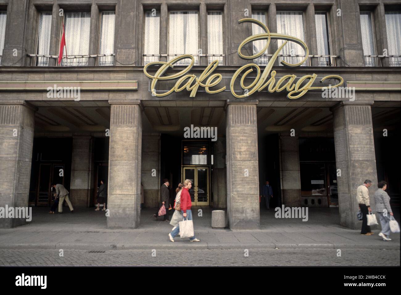 Passants devant le café Prag à Dresde, Allemagne de l'est. 1982 Banque D'Images