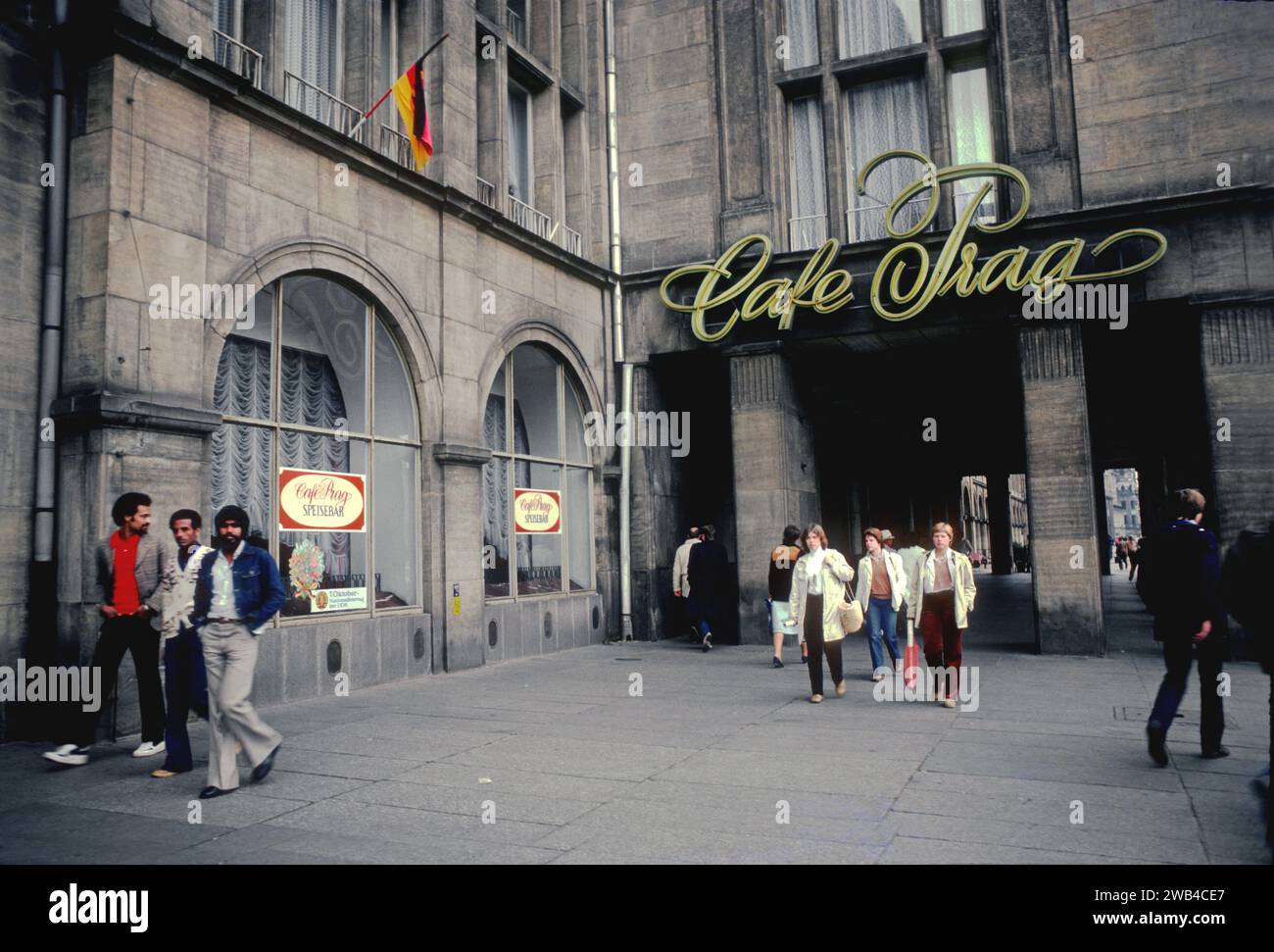 Passants devant le café Prag à Dresde, Allemagne de l'est. 1982 Banque D'Images