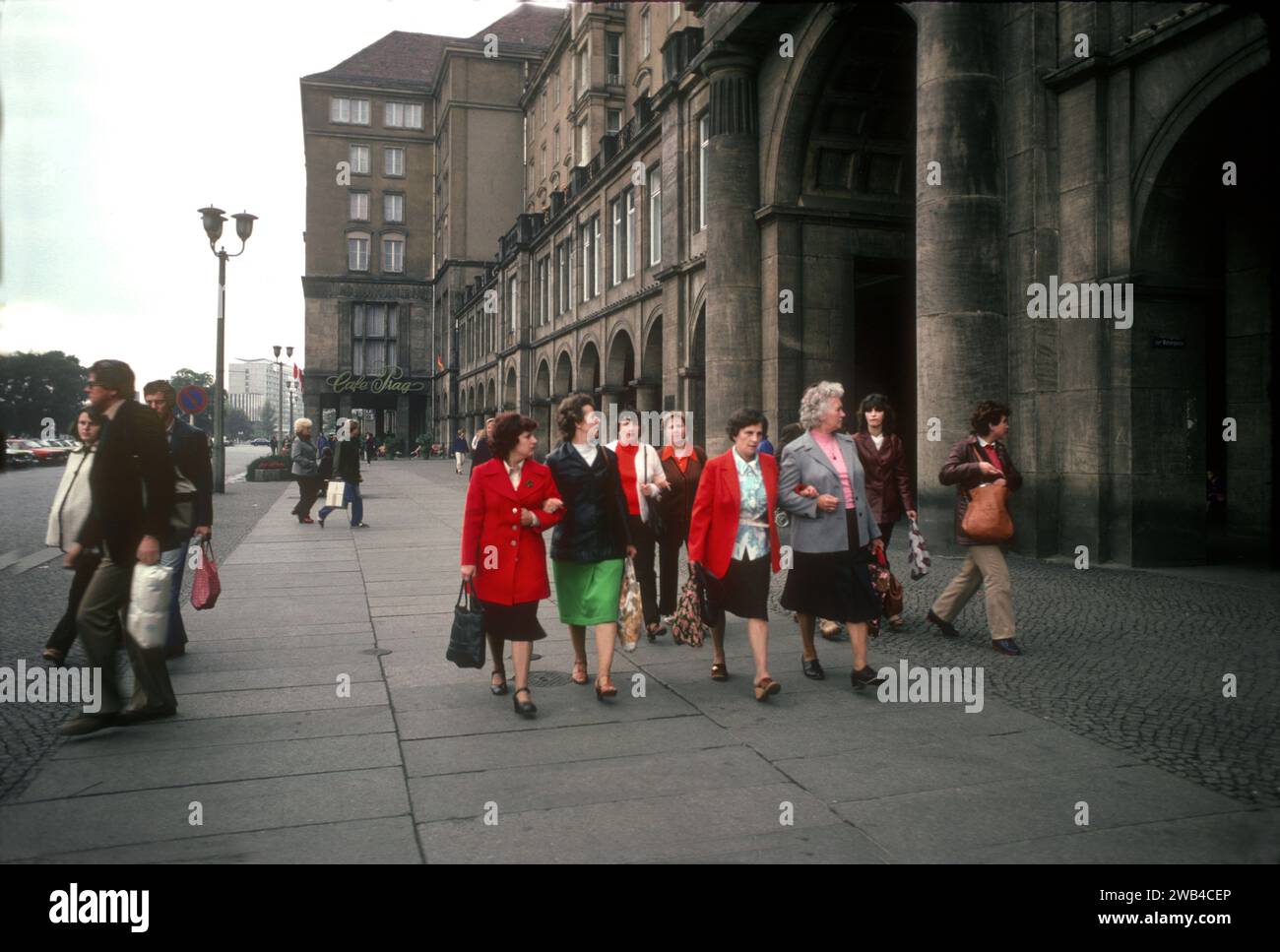 Passants près du café Prag à Dresde, Allemagne de l'est. 1982 Banque D'Images