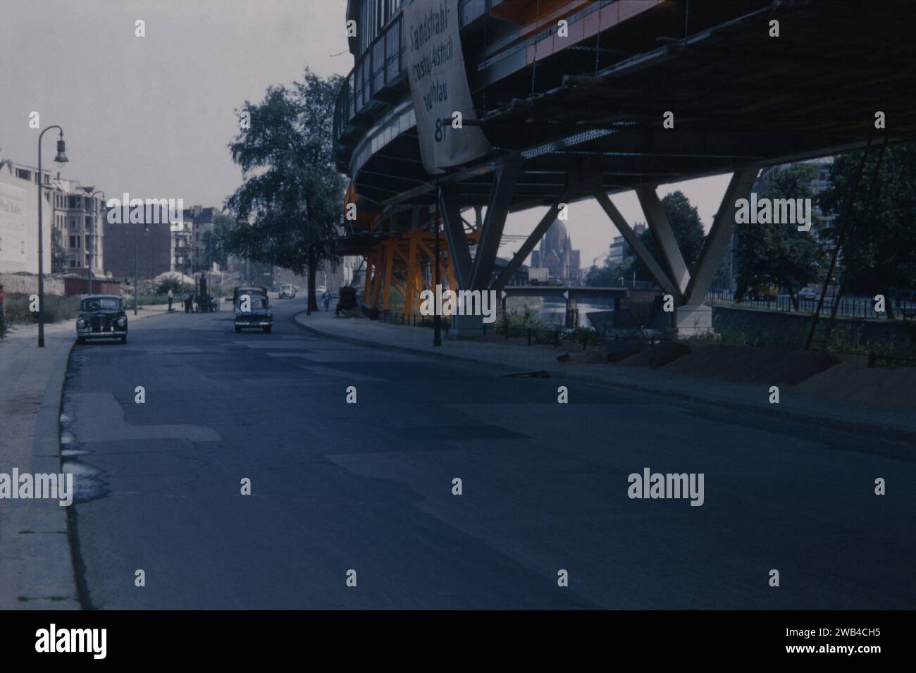 Berlin, Hallesches Ufer, vers 1958 en arrière-plan, l'église Sainte-Croix à Berlin-Kreuzberg Banque D'Images