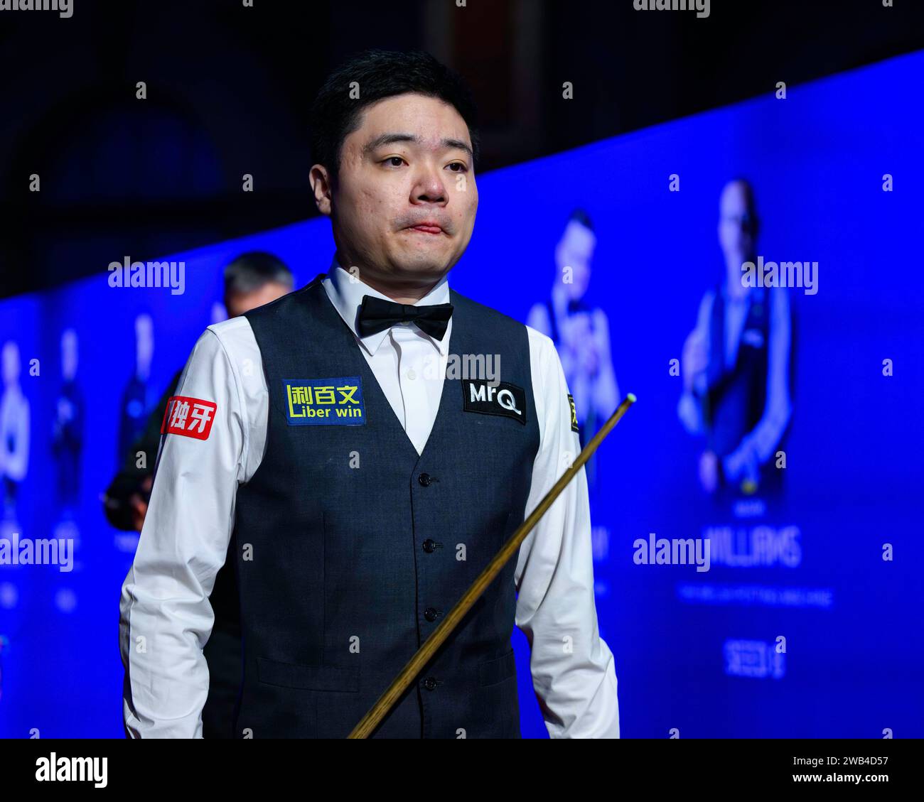 LONDRES, ROYAUME-UNI. 08 janvier 2024. Ding Junhui dans le match du jour 2 entre Ronnie O’Sullivan Ding Junhui lors du MRQ Masters 2024 à Alexandra Palace le lundi 08 janvier 2024 à LONDRES EN ANGLETERRE. Crédit : Taka G Wu/Alamy Live News Banque D'Images