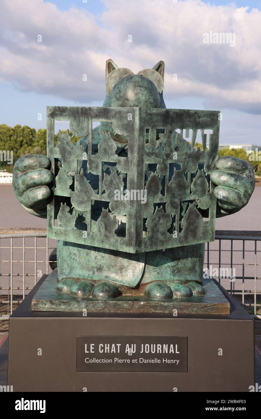 Exposition sur les quais de Bordeaux au bord de la Garonne de sculptures de « le Chat » de l’artiste belge Philippe Geluck. Philippe Geluc Banque D'Images