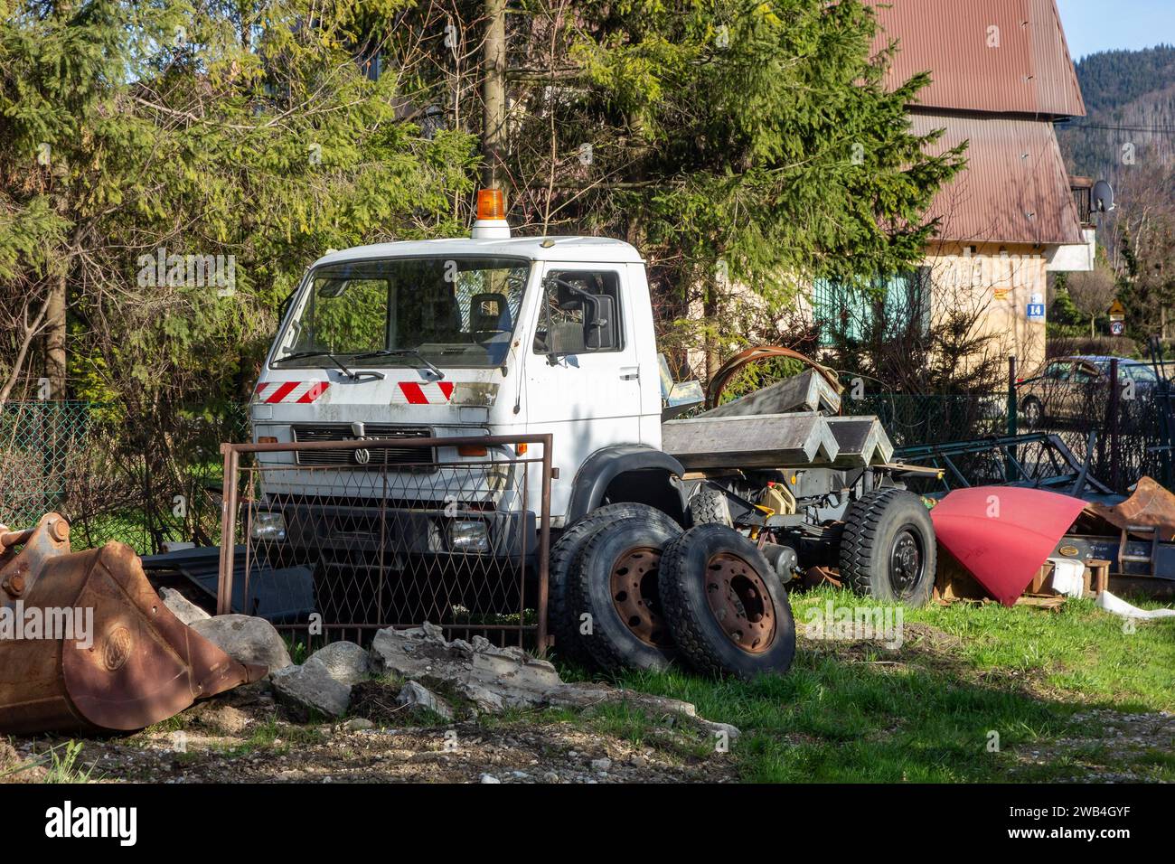 ZAKOPANE, POLOGNE - 1 MAI 2023 : épave de camion VW MAN 8,150 en graden avec roues rouillées Banque D'Images