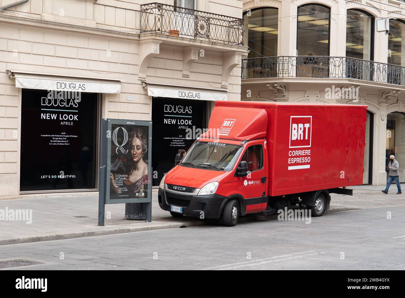 BOLOGNE, ITALIE - 20 AVRIL 2022 : véhicule commercial Red Iveco Daily de la société de livraison BRT à Bologne, Italie Banque D'Images