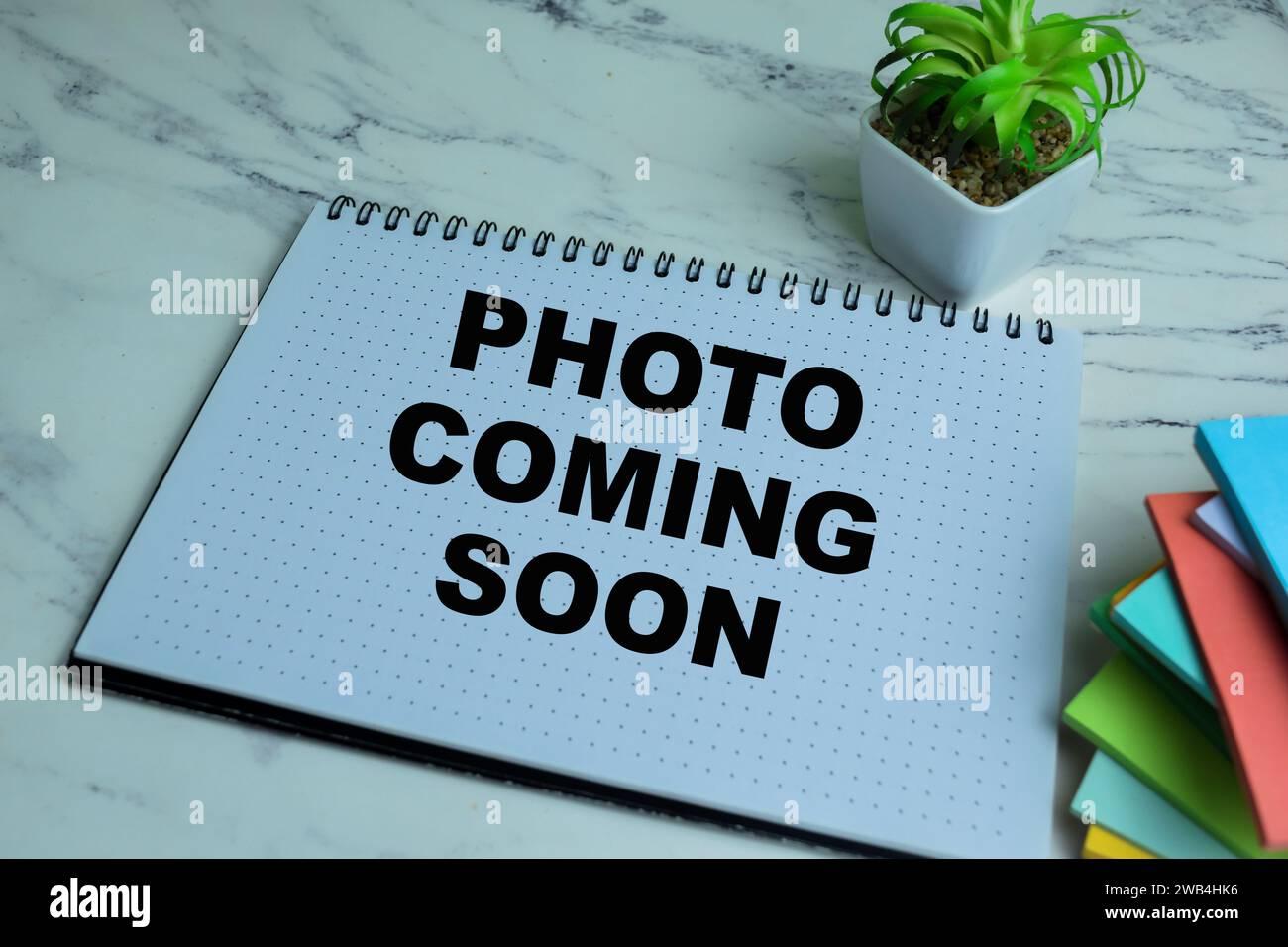 Concept de photo à venir bientôt écrire sur le livre isolé sur la table en bois. Banque D'Images