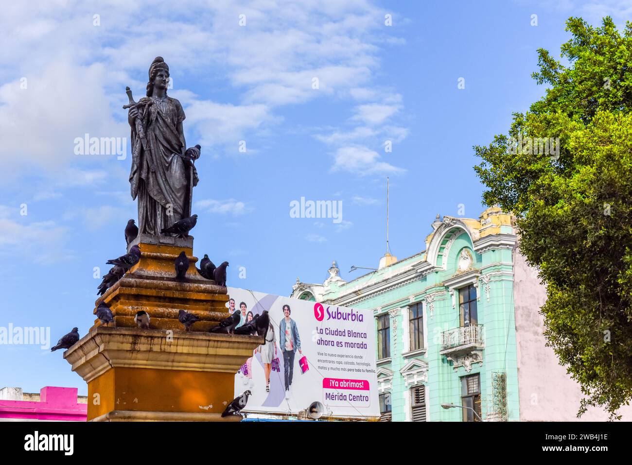 La statue Los Heroes de la Guerra Castas dans parque elogio rosado dans le centre-ville de Merida, Mexique Banque D'Images