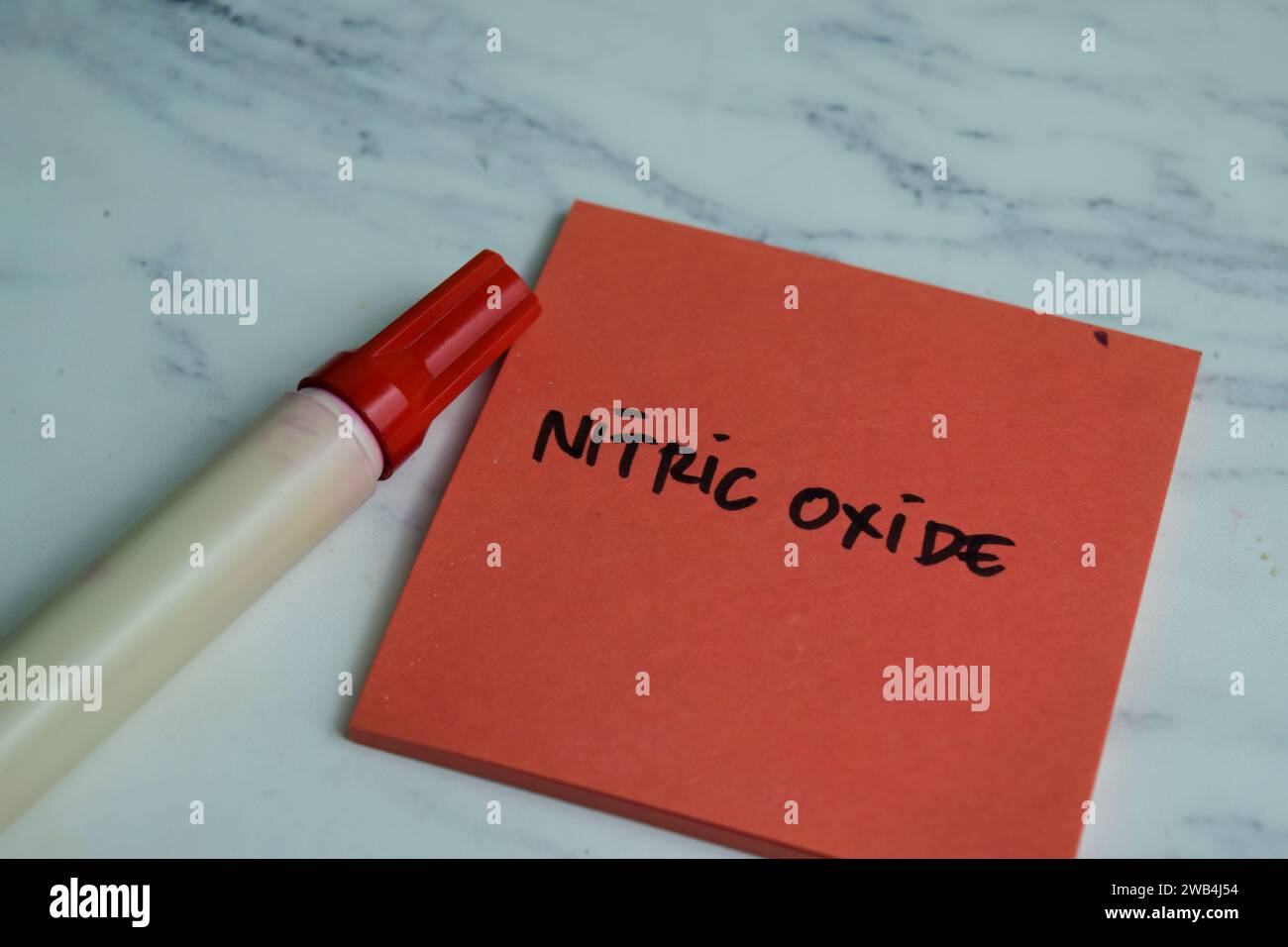 Concept d'oxyde nitrique écrire sur les notes adhésives isolées sur la table en bois. Banque D'Images