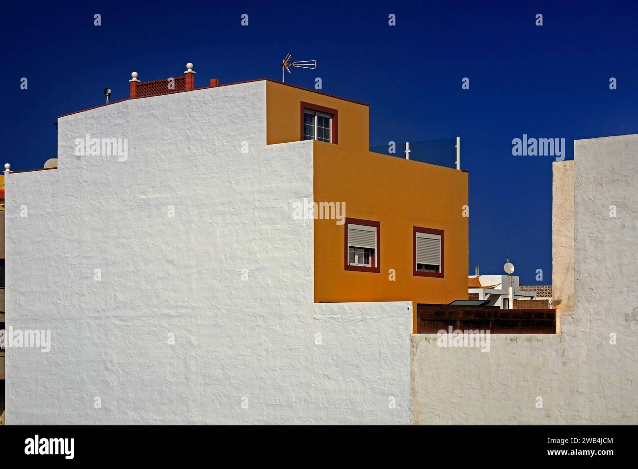 Couleurs de blocs simples sur un bâtiment, El Cotillo, Fuerteventura, Îles Canaries, Espagne. Prise en novembre 2023 Banque D'Images
