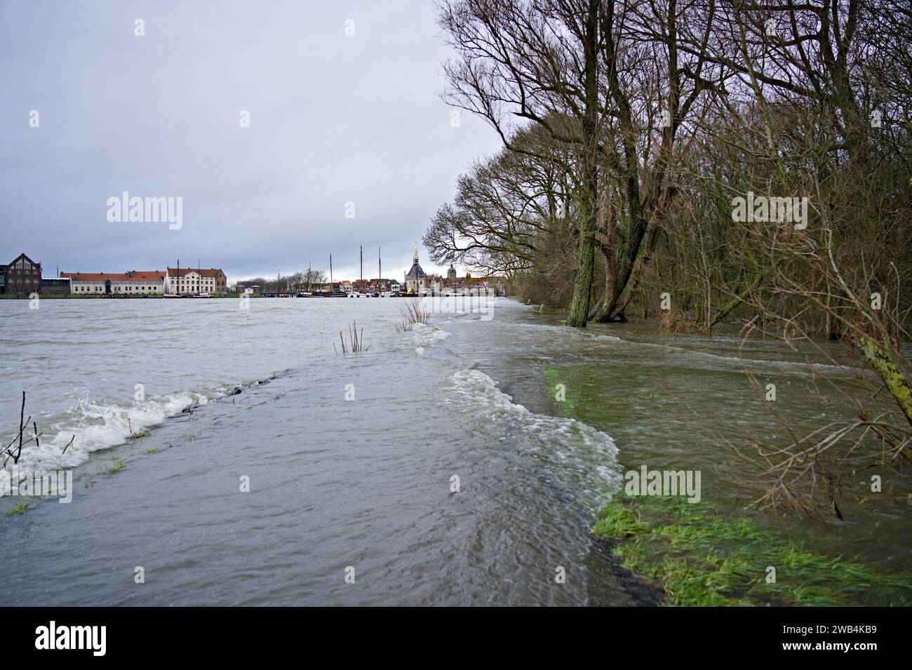 Les vagues du lac Markermeer coulent sur le chemin et inondent le parc Juliana près de la ville portuaire historique de Hoorn. Vue de la tour de défense Hoodtoren Banque D'Images