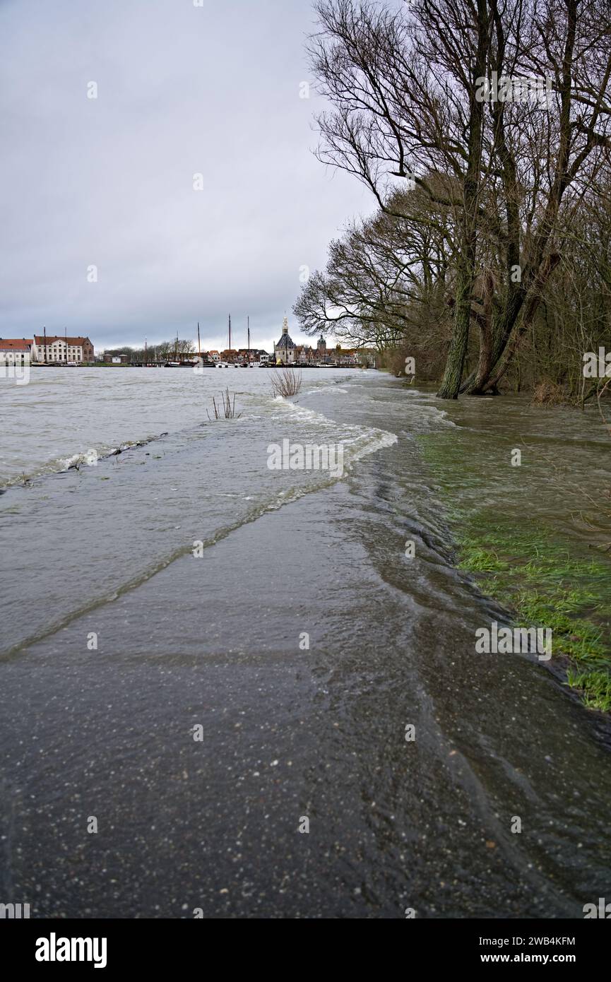 Les vagues du lac Markermeer coulent sur le chemin et inondent le parc Juliana près de la ville portuaire historique de Hoorn. Vue de la tour de défense Hoodtoren Banque D'Images