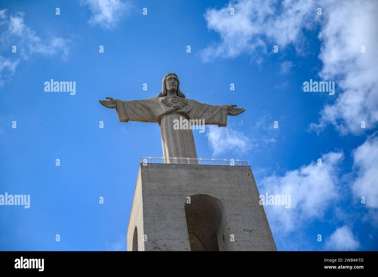 Le Sanctuaire du Christ Roi (Santuário de Cristo Rei) dédié au Sacré-cœur de Jésus surplombant la ville de Lisbonne. Banque D'Images