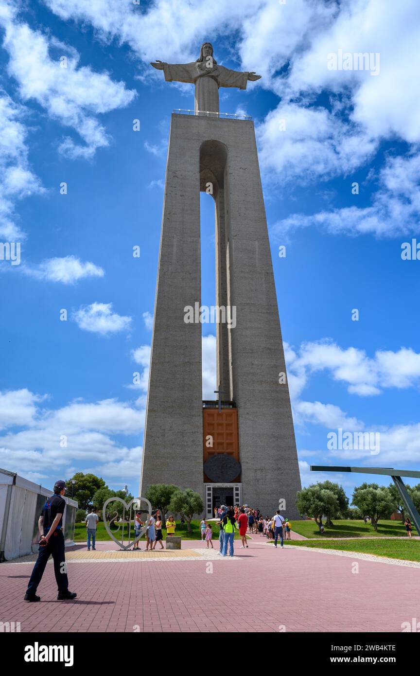 Le Sanctuaire du Christ Roi (Santuário de Cristo Rei) dédié au Sacré-cœur de Jésus surplombant la ville de Lisbonne. Banque D'Images