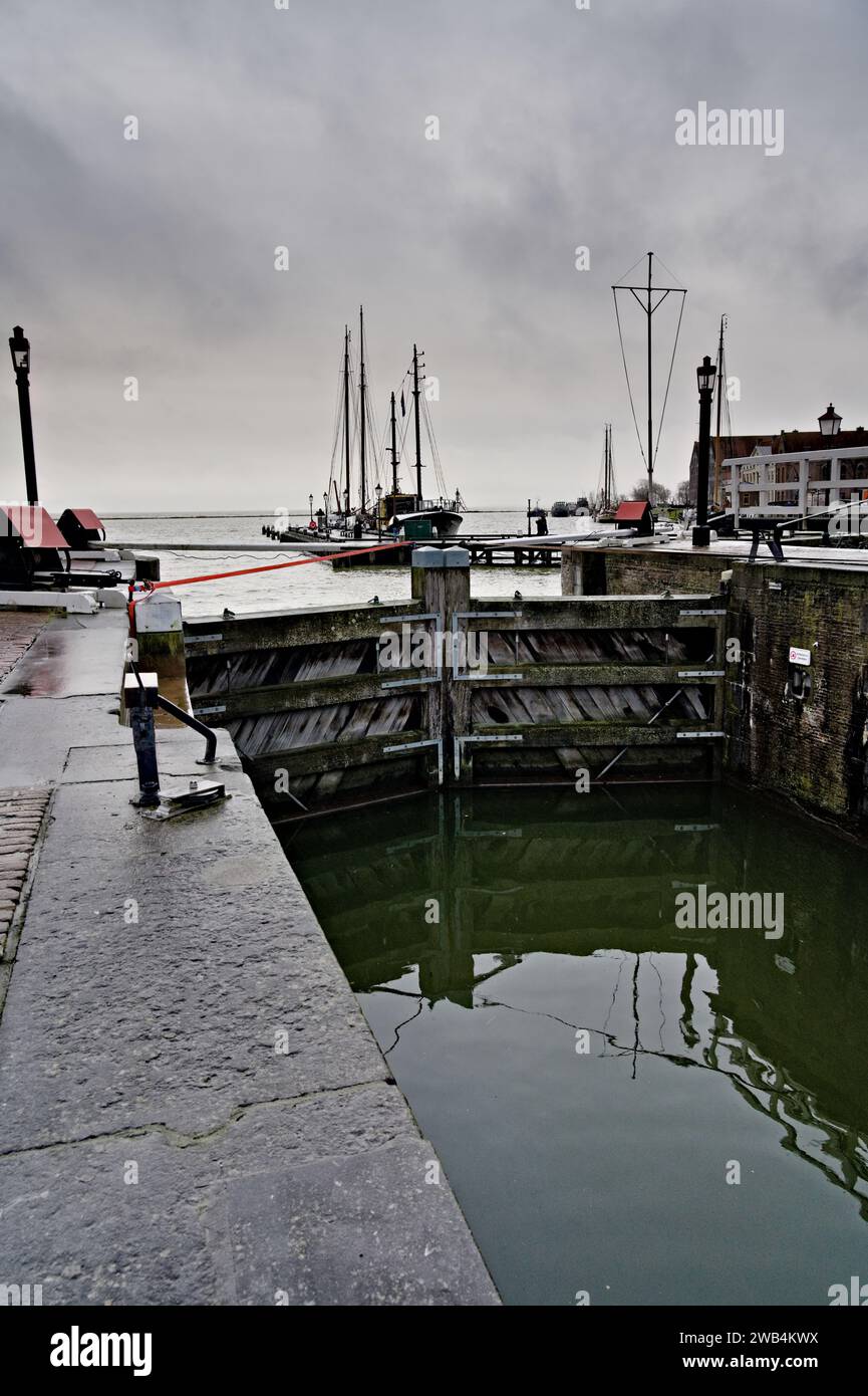 Monument national écluse du port intérieur fermé, renforcé avec des sangles de tension pour empêcher les inondations de Markermeer, gris nuages dramatiques au-dessus du lac. Banque D'Images