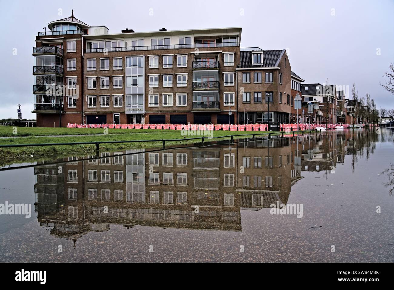 Rue avec maisons et immeuble inondé par la tempête Henk. Big bags et sacs de sable placés pour protéger contre les dégâts d'eau. Ville Hoorn, pays-Bas Banque D'Images