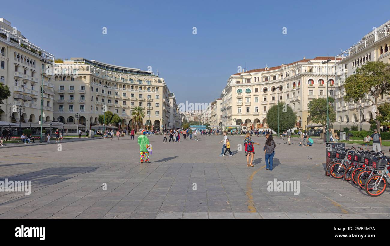 Thessalonique, Grèce - 22 octobre 2023 : les gens marchent sur la place Syntagma Sunny Autumn Day Cityscape. Banque D'Images