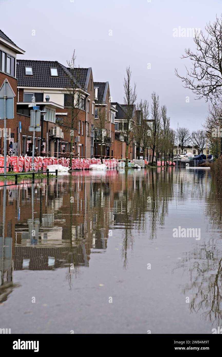 Le niveau d'eau élevé du lac provoque des inondations dans une rue de la ville néerlandaise après la tempête Henk. Les Big Bags et les sacs de sable protègent les maisons et les immeubles d'appartements Banque D'Images