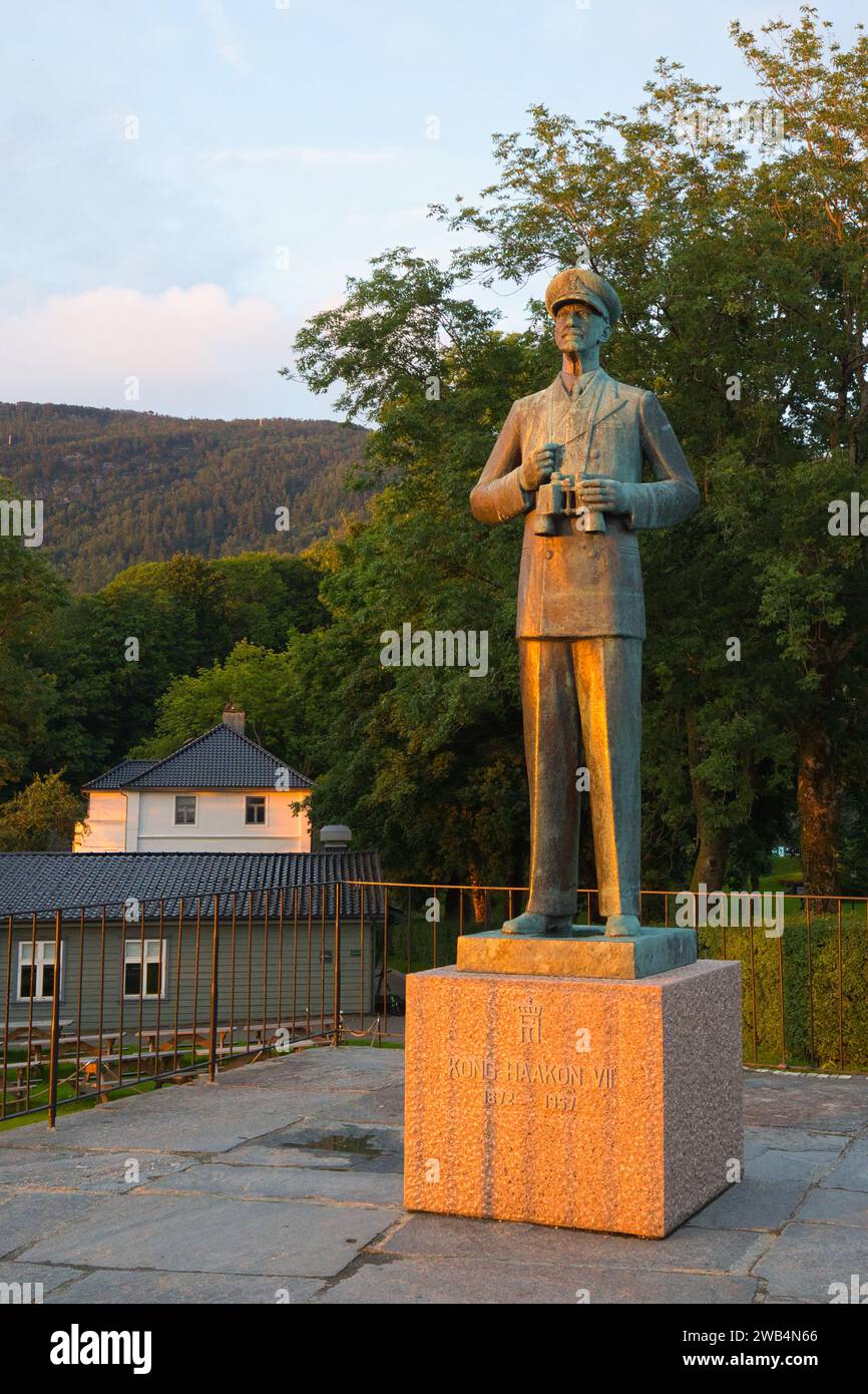 Norvège, Vestland, Bergen - 21 juillet 2023 : statue de Haakon VII, roi de Norvège de novembre 1905 à septembre 1957. Banque D'Images
