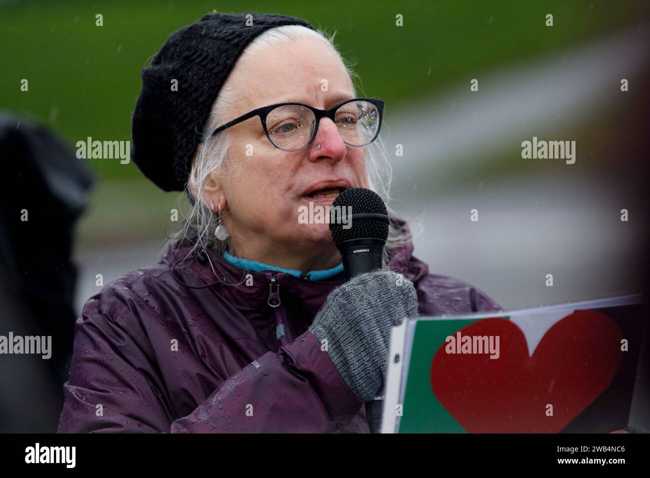 Hillsboro, États-Unis. 08 janvier 2024. Melisa Crosby, de Mothers for a ceet Fire, parle aux manifestants. Une cinquantaine de manifestants ont protesté contre le projet d'investissement d'Intel Corporation dans une usine en Israël, au siège local d'Intel à Hillsboro, Oregon, le 8 janvier 2024. (Photo de John Rudoff/Sipa USA) crédit : SIPA USA/Alamy Live News Banque D'Images