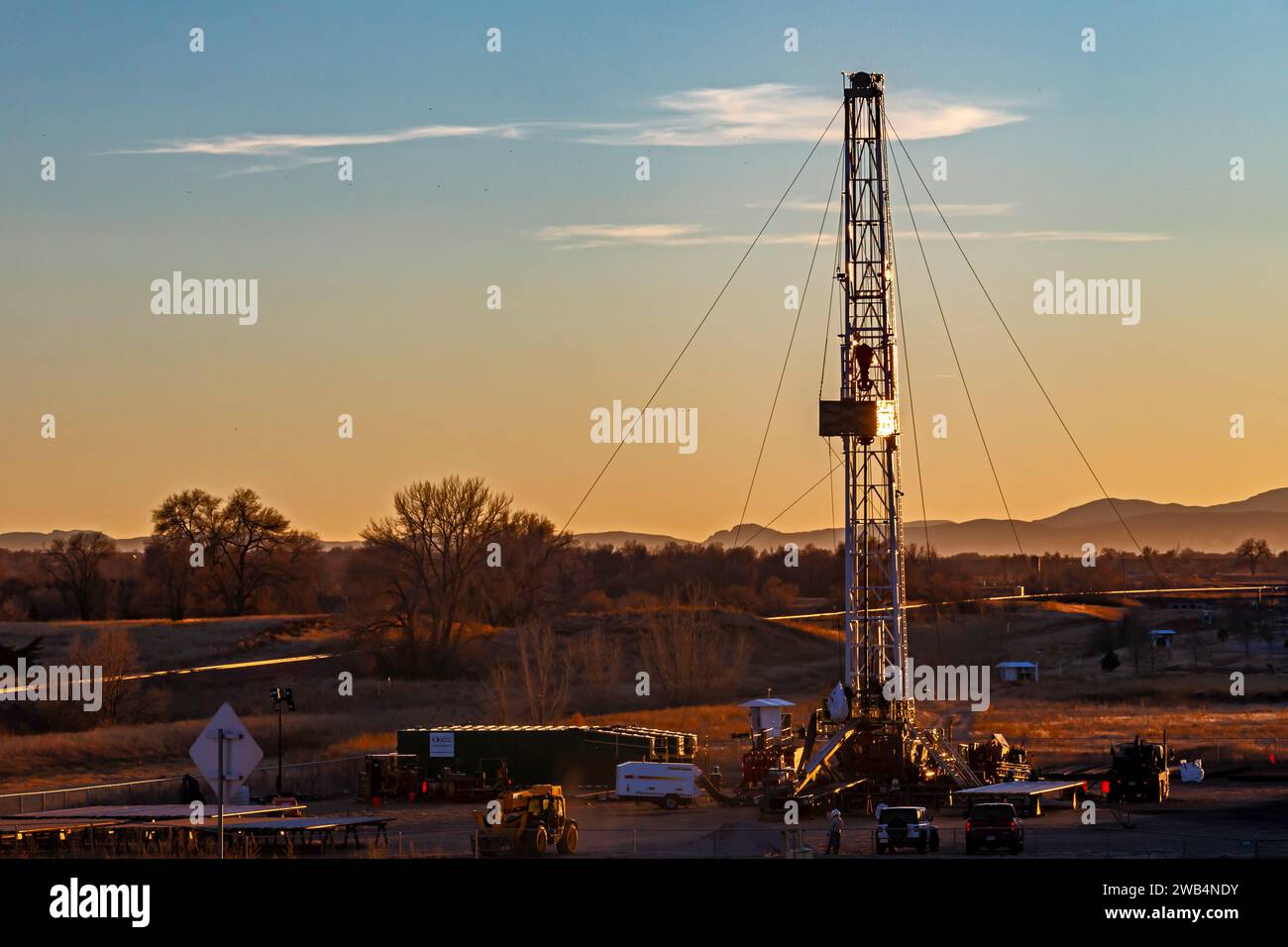 Lochbuie, Colorado - une plate-forme de forage pétrolier au nord-est de Denver. Banque D'Images