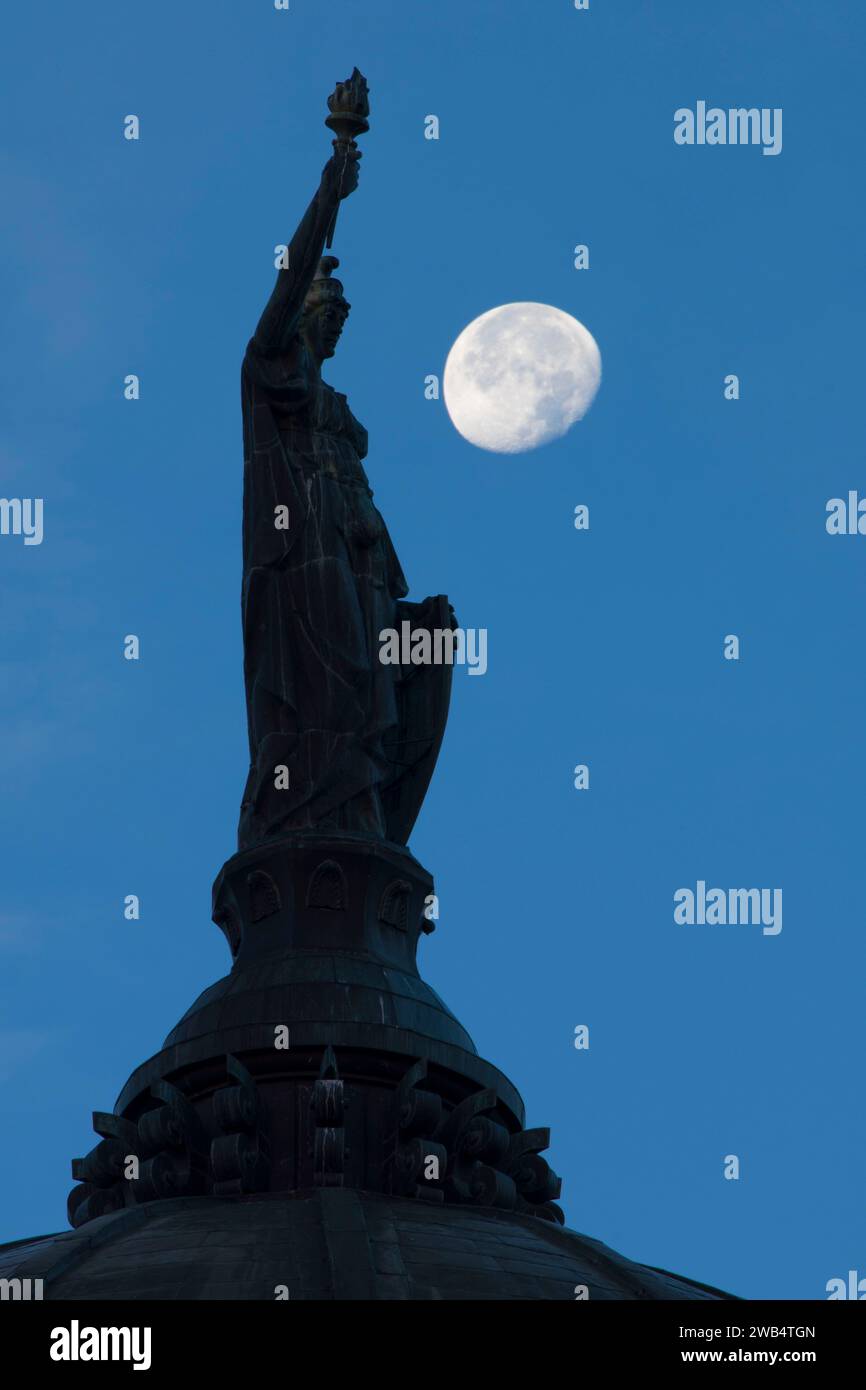 Statue de Lady Liberty la nuit avec la lune, Capitole de l'État du Montana, Helena, Montana Banque D'Images