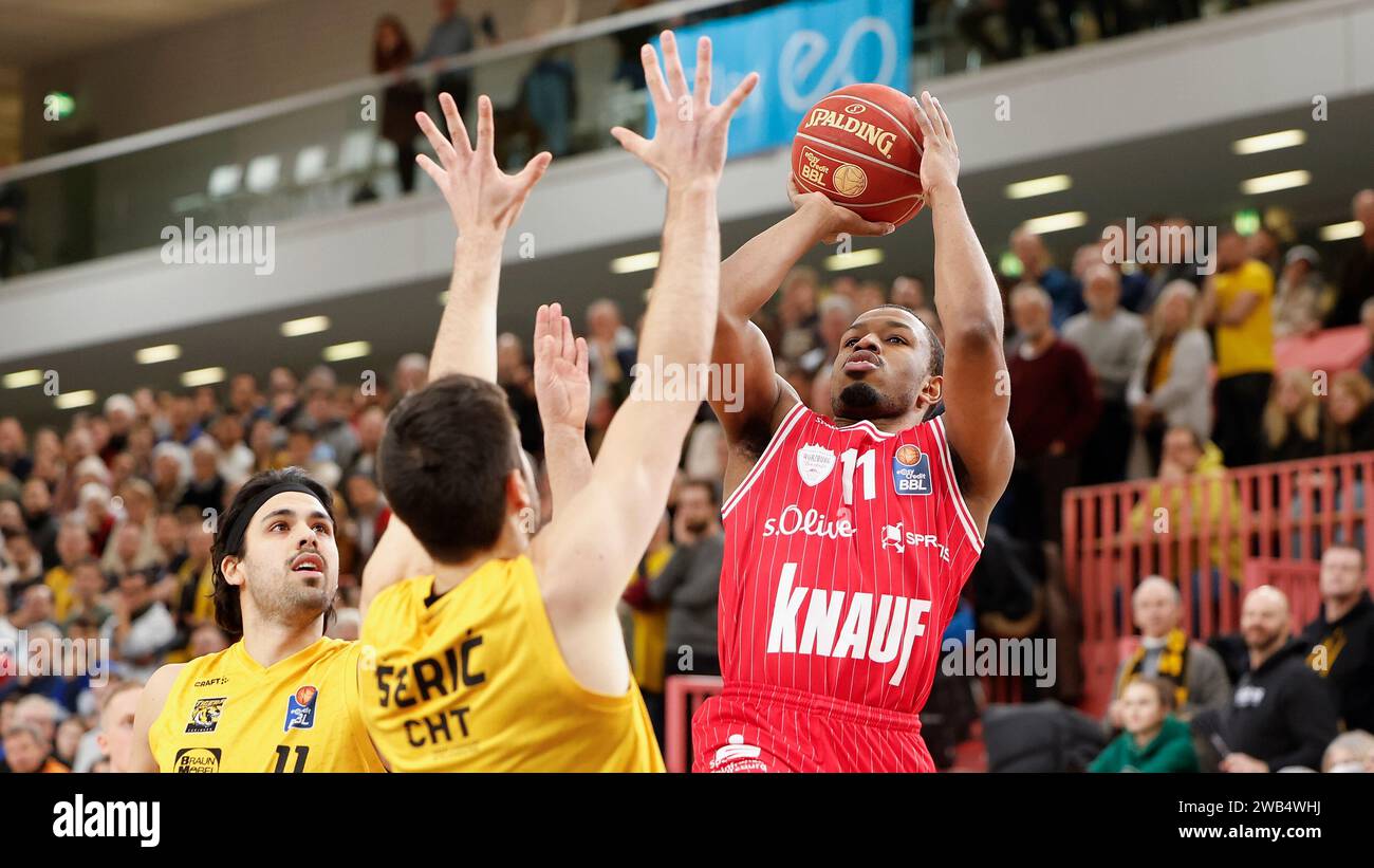 Tuebingen, Deutschland. 08 janvier 2024. v.l. Erol Ersek (Tigers Tuebingen, 11), Mateo seric (Tigers Tuebingen, 17) et Isaiah Washington (Wuerzburg baskets, 11). 08.01.2024, basket-ball, BBL, Tigers Tuebingen Wuerzburg baskets, GER, Tuebingen, Paul Horn-Arena. Crédit : dpa/Alamy Live News Banque D'Images