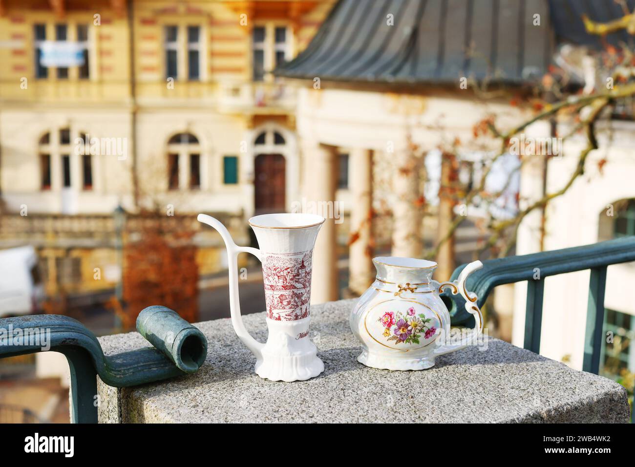 Tasse blanche pour boire de l'eau minérale thérapeutique de sources chaudes naturelles. Banque D'Images
