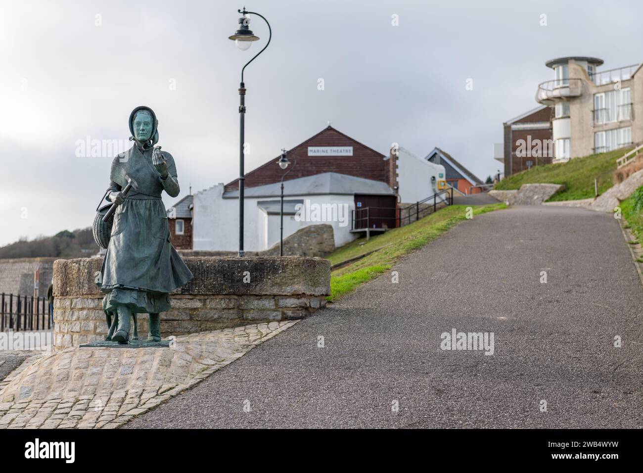 Photo de la statue de bronze de Mary Anning à Lyme Regis dans le Dorset Banque D'Images