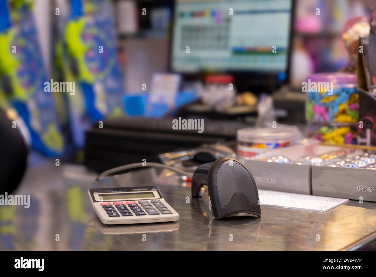 Scanner de code QR sur la table avec calculatrice avec écran de cajou en arrière-plan dans la librairie Banque D'Images