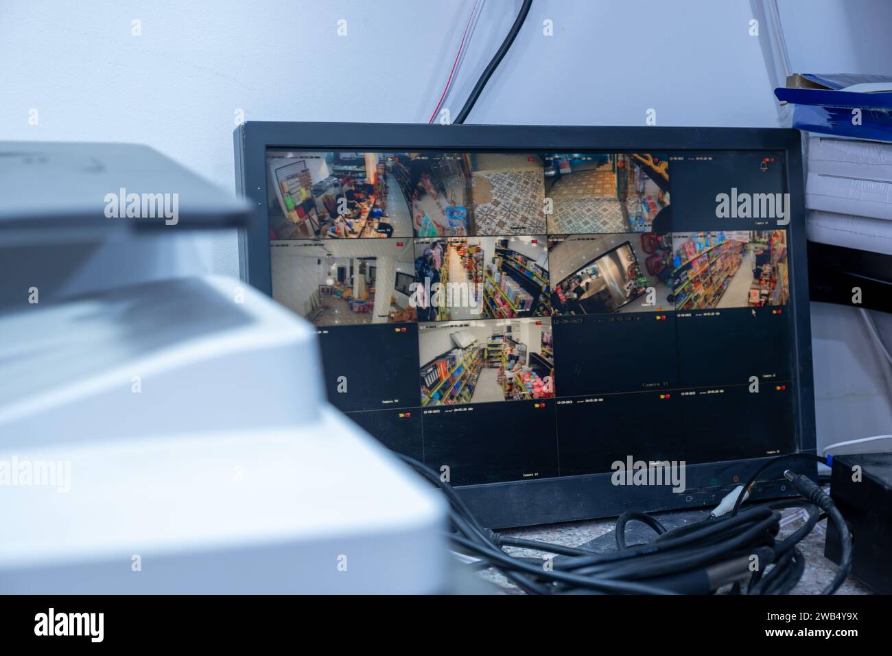 Lecture des caméras CCTV dans le bureau sur l'écran d'ordinateur. Interface de surveillance avec logiciel futuriste ai et système de reconnaissance des personnes. Caméras de sécurité Banque D'Images