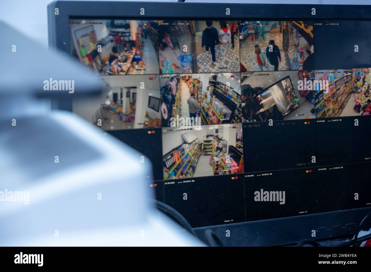 Lecture des caméras CCTV dans le bureau sur l'écran d'ordinateur. Interface de surveillance avec logiciel futuriste ai et système de reconnaissance des personnes. Caméras de sécurité Banque D'Images