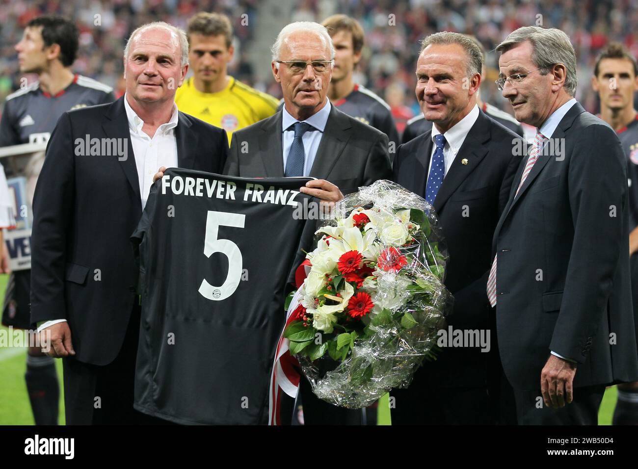 PrŠsident Uli Hoeness , Franz Beckenbauer , Karl Heinz Rummenigge und Karl Hopfner 13.8.2010 Franz Beckenbauer Abschiedsspiel FC Bayern MŸnchen - Real Madrid saison 2010 / 2011 © diebilderwelt / Alamy stock Banque D'Images