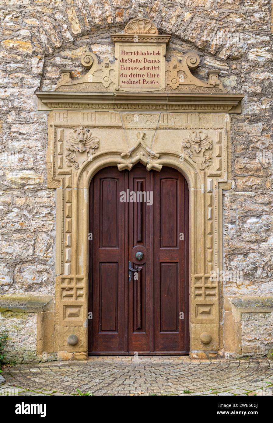 Cadre en pierre avec des éléments décoratifs et inscription biblique en langue allemande sur la porte d'entrée à sebastianskirche à Kochendorf, Bad Friedrich Banque D'Images