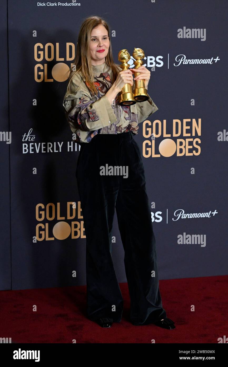 Justine Triet mit den Golden Globes für das beste Drehbuch und den besten fremdsprachigen film 'Anatomie eines Falls / Anatomie d’une chute' BEI der Verleihung der 81. Golden Globe Awards im Beverly Hilton Hotel. Beverly Hills, 07.01.2024 Banque D'Images